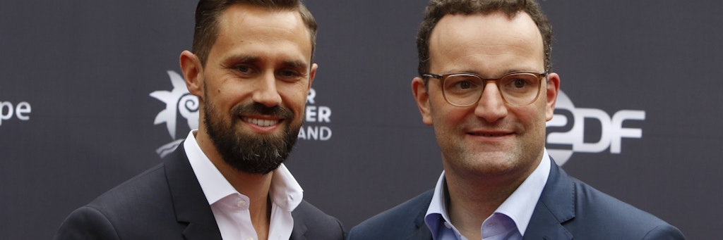 Jens Spahn (r.) und Ehemann Daniel Funke haben sich mit dem Coronavirus infiziert.