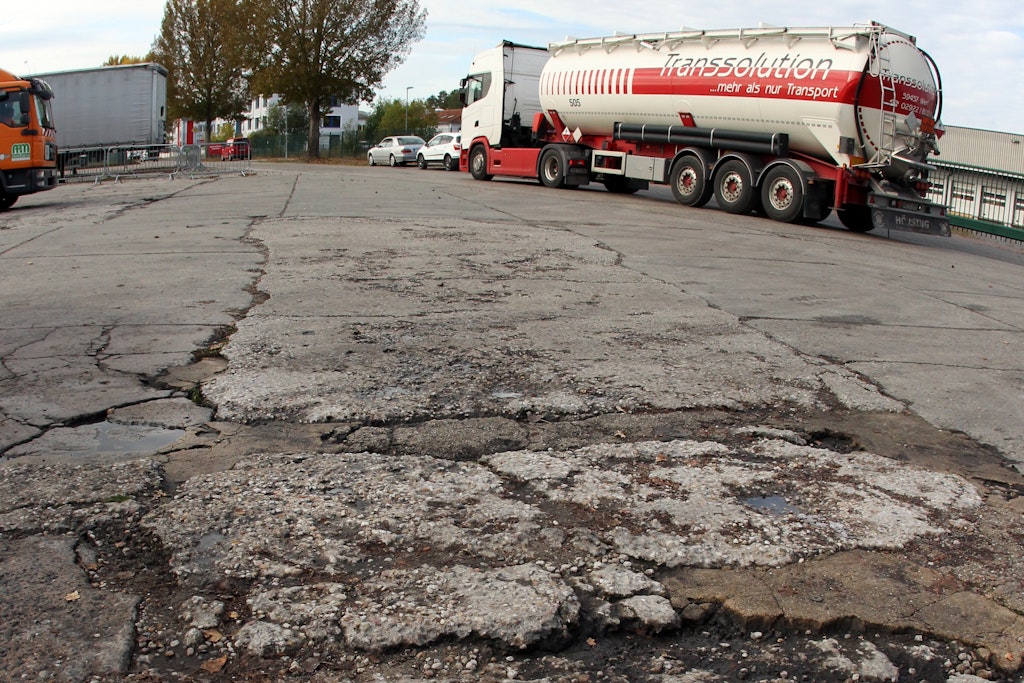 Die Zufahrtstraße ins Gewerbegebiet von Neuseddin gleicht teilweise einem Acker.<br>