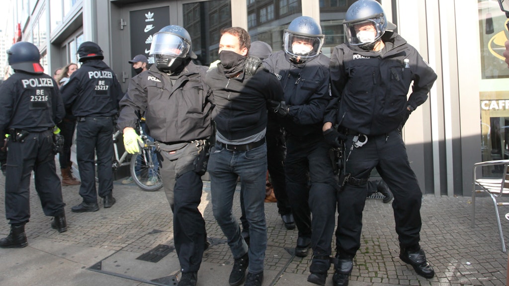 Der Anwalt Markus Haintz wird von der Polizei abgeführt.