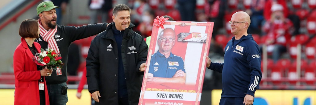 Petra Mattuscheck, Christian Arbeit und Unions Manager Oliver Ruhnert (v.l) verabschieden in der Halbzeitpause beim Spiel gegen Freiburg ihren scheidenden Busfahrer Sven Weinel. Nach 22 Jahren hört er bei den Köpenickern auf.
