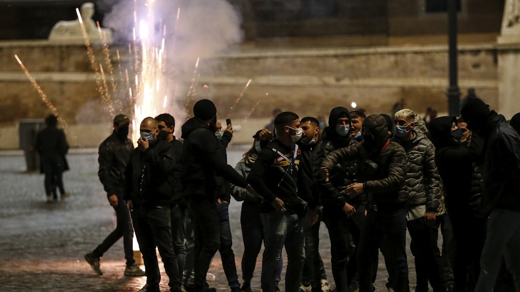 Demonstranten stehen bei der Protestaktion der rechtsextremistischen Gruppe Forza Nuova auf dem Piazza del Popolo. 