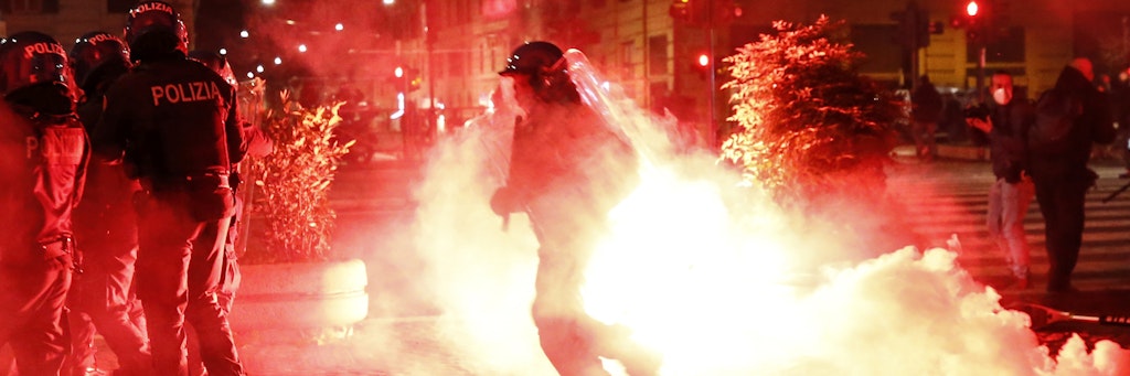 Fackeln brennen bei den Protesten in Rom gegen Ausgangssperren und andere Maßnahmen zur Bekämpfung der Corona-Pandemie.