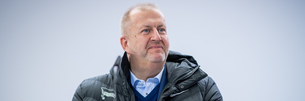 Finanz-Boss Ingo Schiller blickt trotz heftiger Millionenverluste positiv in die blau-weiße Zukunft. 