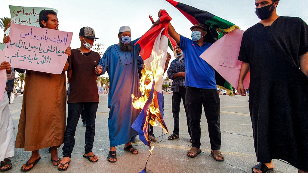Demonstranten verbrennen in der libyschen Hauptstadt Tripolis eine französische Fahne.