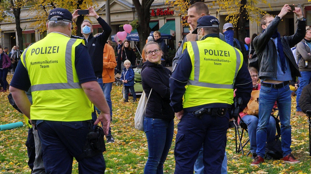 Polizisten haben am Sonntag in Berlin die Einhaltung der Infektionsschutzverordnung kontrolliert.