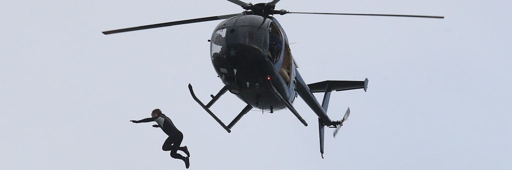 John Bream, ehemaliger Fallschirmjäger aus Großbritannien, springt aus etwa 40 Metern Höhe von einem Hubschrauber aus ins Meer.
