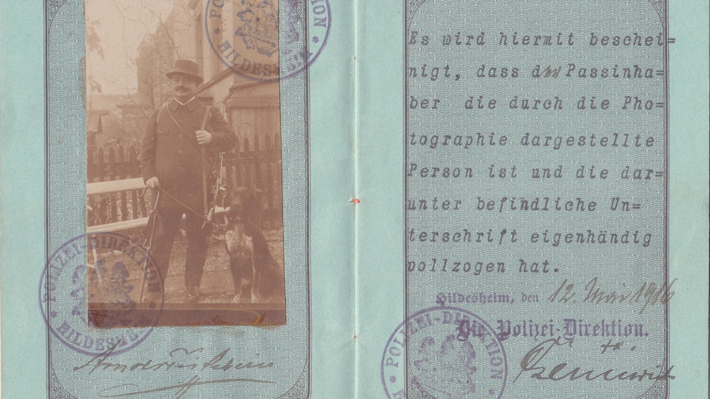 Der Reisepass eines Fabrikanten aus Hildesheim (Königreich Preussen) 1916 – auf dem Foto ist der Besitzer mit Jagdgewehr und Jagdhund zu sehen.