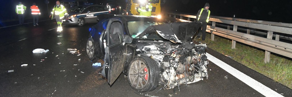 Rettungskräfte und ein Abschleppwagen stehen in der Nacht zu Dienstag am Unfallort auf der A 10 am Dreieck Pankow.