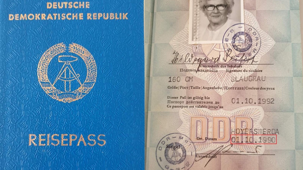 Einer der letzten Pässe der DDR, ausgestellt zwei Tage vor Wiedervereinigung am 1. Oktober 1990.