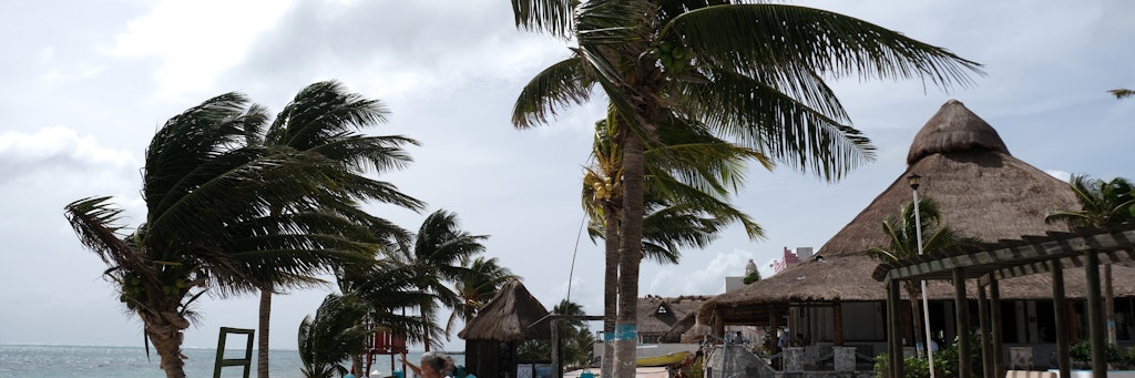 Mexiko, Puerto Morelos: Starker Wind bläst am Strand, als Hurrikan „Zeta“ an der Südostküste Mexikos auf Land trifft. 