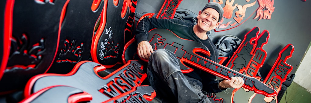  Alex Molter in seiner Werkstatt. Er fertigt Gitarren an, lässt sie von Bands unterschreiben und versteigert sie für die Rettung der Berliner Clubs.