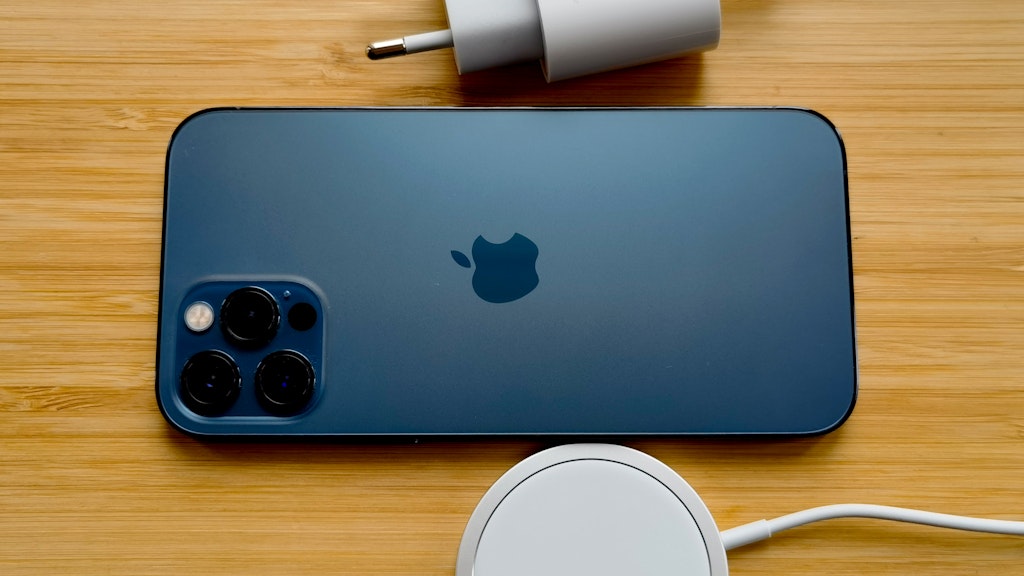 Ein Ladegerät liefert Apple bei iPhone 12 nicht mehr mit, nur noch ein Ladekabel. Für ein USB-C-Netzteil (oben im Bild) verlangt Apple 24 Euro und für das Drahtlosladesystem Magsafe (unten) 44 Euro. 