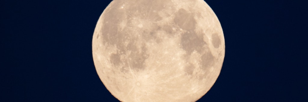 Faszination Mond: US-Forscher haben neue Hinweise auf Wasser auf dem Himmelskörper gefunden.
