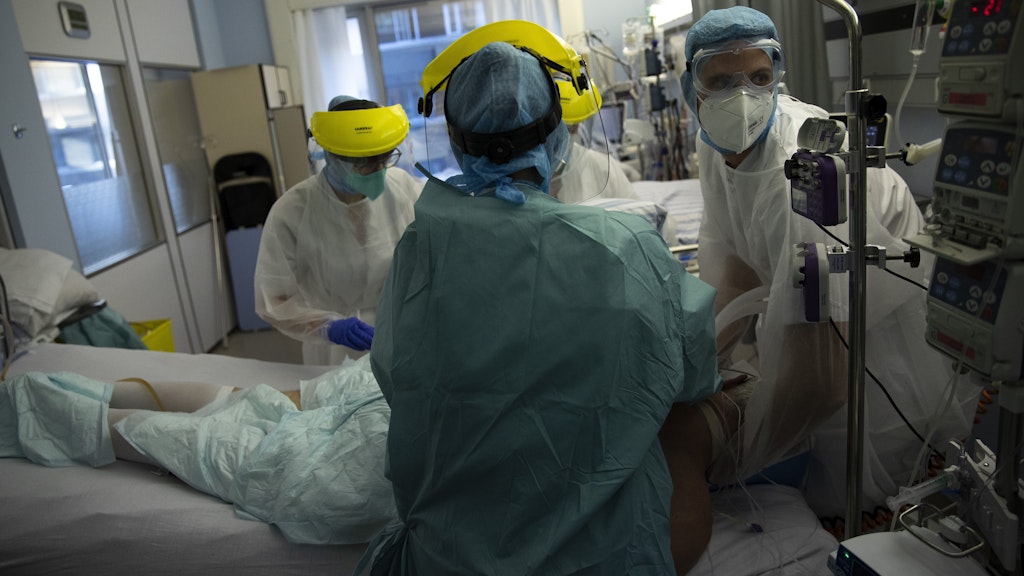Medizinisches Personal arbeitet auf der Intensivstation für Corona-Patienten im CHR-Krankenhaus Citadelle in Lüttich. Kein Land der EU hat eine höhere Corona-Inzidenz als Belgien.