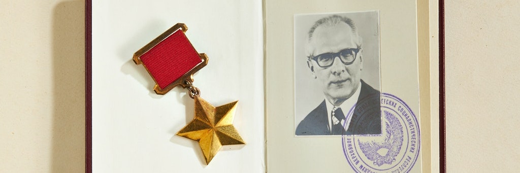 „Held der Sowjetunion“ mit Verleihungsbuch.