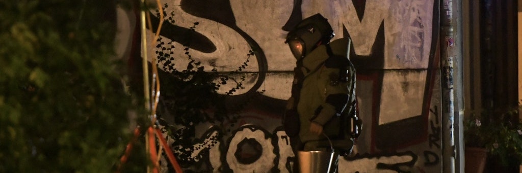 Ein Bombenentschärfer der Berliner Polizei in der Nacht zu Mittwoch in Friedrichshain im Einsatz.