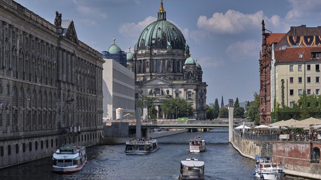 Wo heute Ausflugsschiffe über die Spree schippern, wurden der Legende nach früher Frauen in mit Steinen beschwerten Säcken im Wasser versenkt.