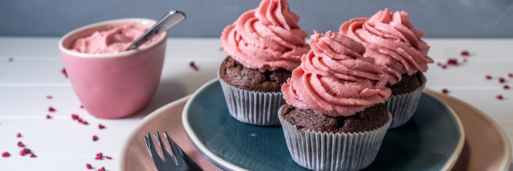 Die Buttercreme auf Cupcakes kann gut Farbe vertragen. 