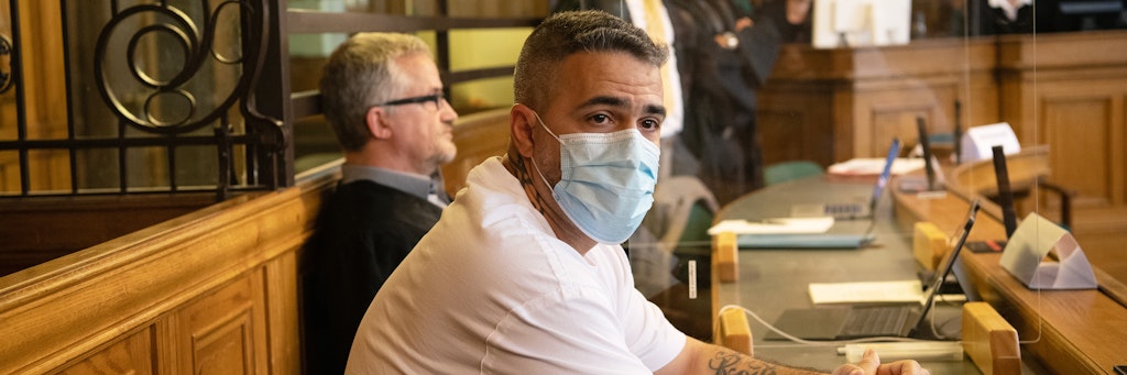 Rapper Bushido sitzt zu Beginn eines Prozesses gegen den Chef einer bekannten arabischstämmigen Großfamilie in einem Gerichtssaal des Landgerichts. 