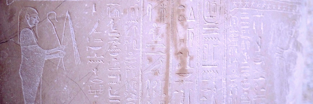 Sarkophag des Propheten Ahmose im Aegyptischen Hof - mit Fleck. Am 3. Oktober 2020 wurde auf der Berliner Museumsinsel ein umfangreicher Angriff auf Kunstwerke verübt. 