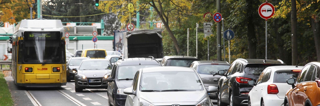 Staustelle Hultschiner Damm, die Tram fährt eingleisig und teilt sich die Straße mit den Autos.