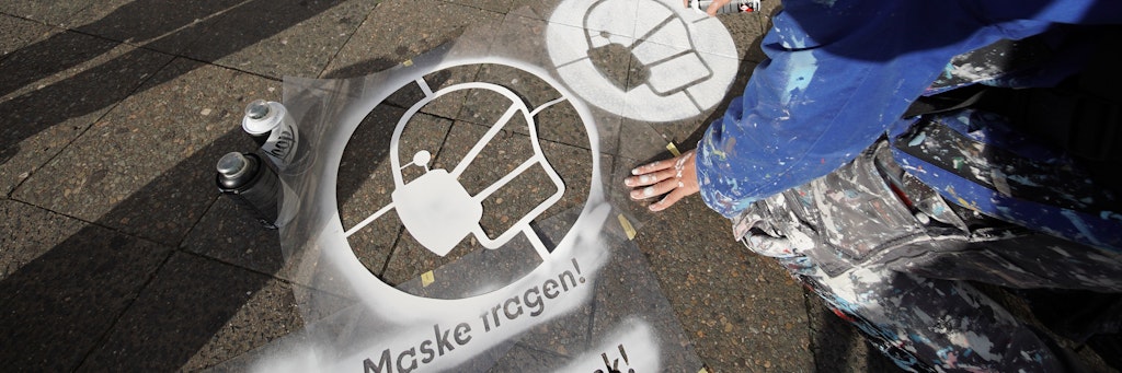 Zur Eindämmung der Corona-Pandemie wird die Maskenpflicht in Berlin ausgeweitet. 