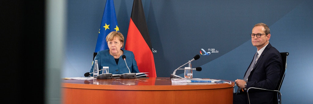 Bundeskanzlerin Angela Merkel und der Regierende Bürgermeister von Berlin, Michael Müller, zu Beginn der Ministerpräsidentenkonferenz im Kanzleramt. 