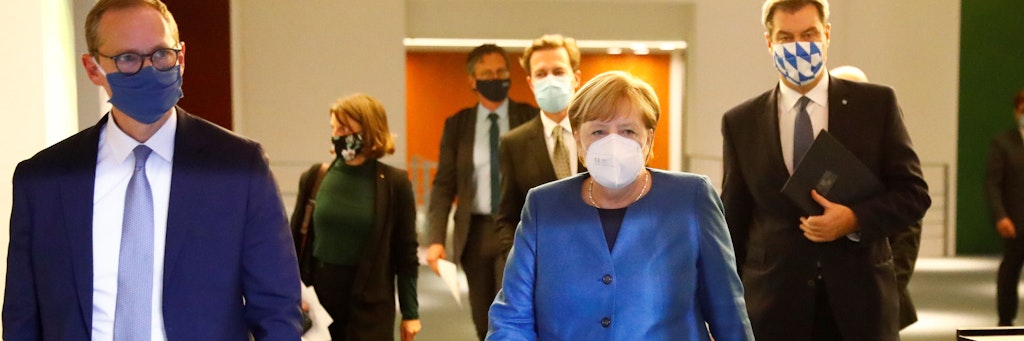 Bundeskanzlerin Angela Merkel im Kanzleramt nach der Video-Sitzung: Persönlich hatten nur der Regierende Bürgermeister Michael Müller (l., SPD) und der bayerische Ministerpräsident Markus Söder teilgenommen.