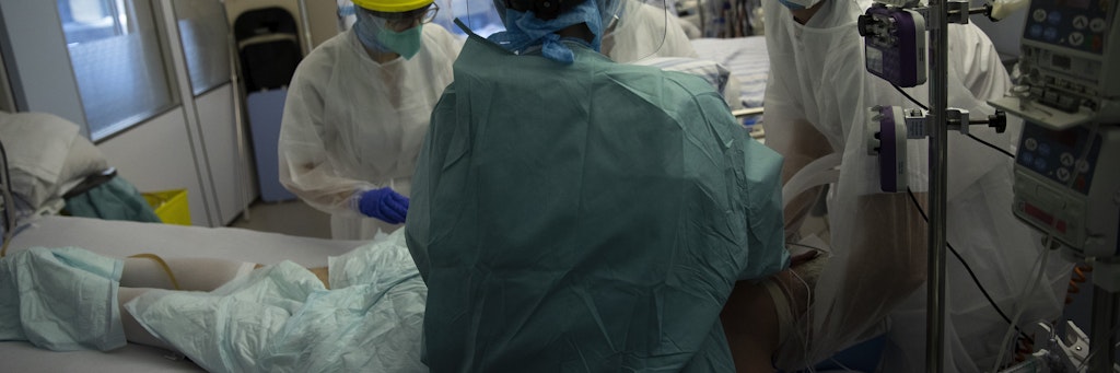 Intensivstationen überfüllt, Pfleger und Ärzte arbeiten selbst mit Corona-Infektion weiter, weil sonst niemand mehr da ist: So die Realität in belgischen Krankenhäusern. Ein neuer Lockdown soll uns Bilder wie diese ersparen.