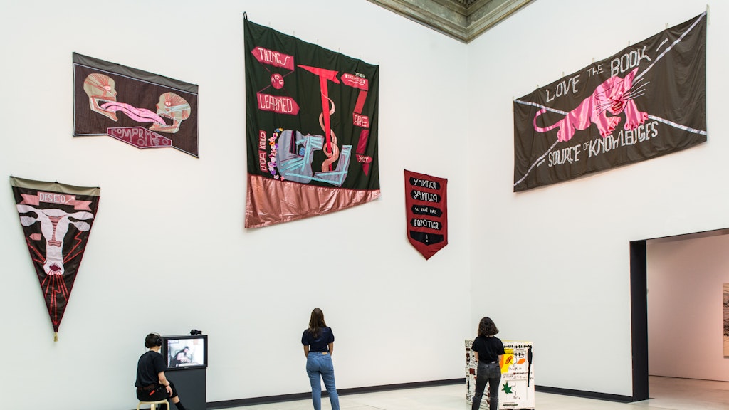 Ausstellungsansicht „1 Million Rosen für Angela Davis“