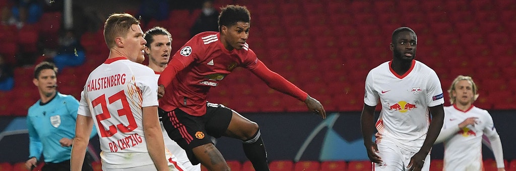 Wieder zappelt der Ball im Netz: Marcus Rashford (M.) schaut seinem dritten Tor hinterher...
