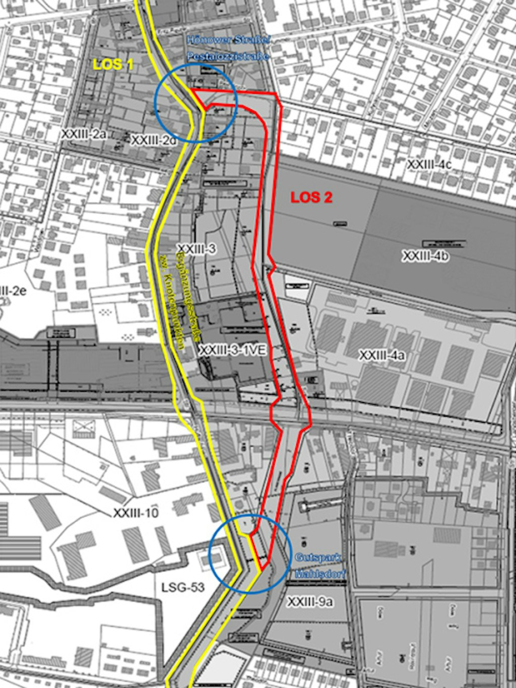 So sieht die Planung aus: Gelb ist die neue, zweispurige Straßenbahn, rot die neue Straßenverbindung. Sie beginnt am unteren blauen Kreis am Hultschiner Damm, führt über die B1/B5 auf die Straße An der Schule und die Pestalozzistraße. Am oberen blauen Kreis wird der Kfz-Verkehr auf die Hönower Straße geführt.