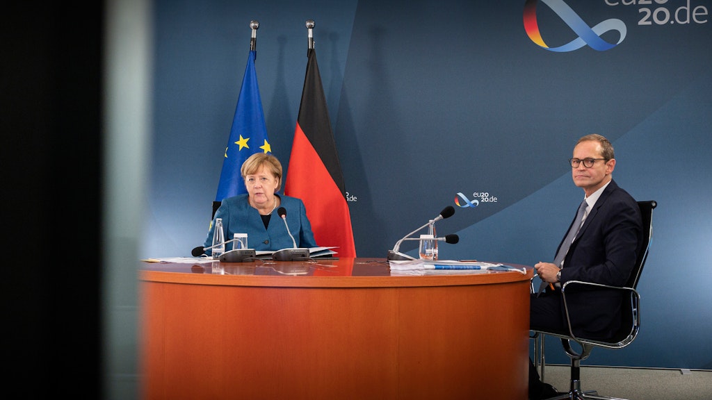 Nur der Regierende Bürgermeister Michael Müller (SPD) und auch Bayerns Markus Söder (CSU) waren persönlich in der Nähe von Angela Merkel (CDU) im Bundeskanzleramt: Sie debattierten über eine Video-Schalte mit den anderen 15 Länderchefs.