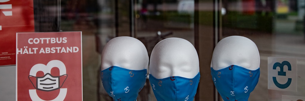 Masken im Schaufenster der Touristik-Information Cottbus.