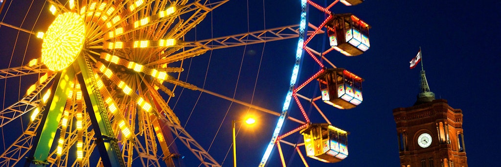 Das beleuchtete Riesenrad auf dem Weihnachtsmarkt am Roten Rathaus dreht sich jedes Jahr.