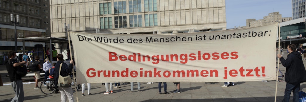Im September gab es auf dem Alex eine Demo für das bedingungslose Grundeinkommen.