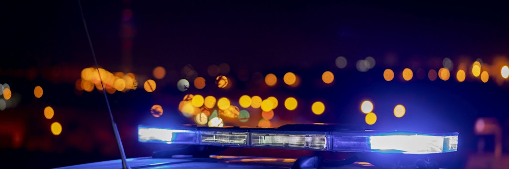 Eine 84-jährige Britin und ihr 60 Jahre alter Sohn haben wochenlang tot auf Sofas in ihrer Wohnung gesessen.