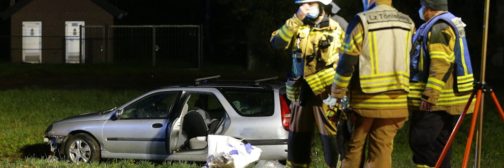 Das Unfall-Auto steht neben der Straße auf einer Wiese. 