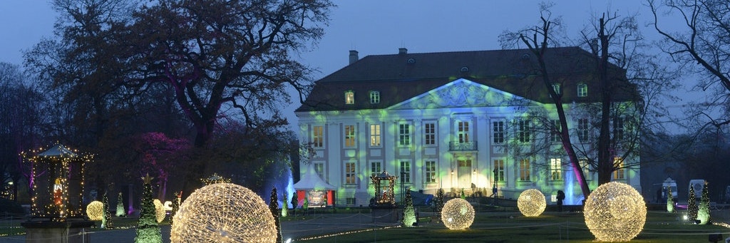 Weihnachten im Tierpark 2019: Das Schloss Friedrichsfelde strahlt in einer Licht-Installation.