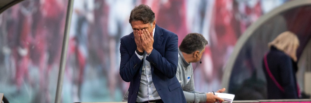 Hertha-Trainer Bruno Labbadia kann es nicht glauben. Seine Spieler bringen sich immer wieder um den Lohn ihrer Arbeit. 