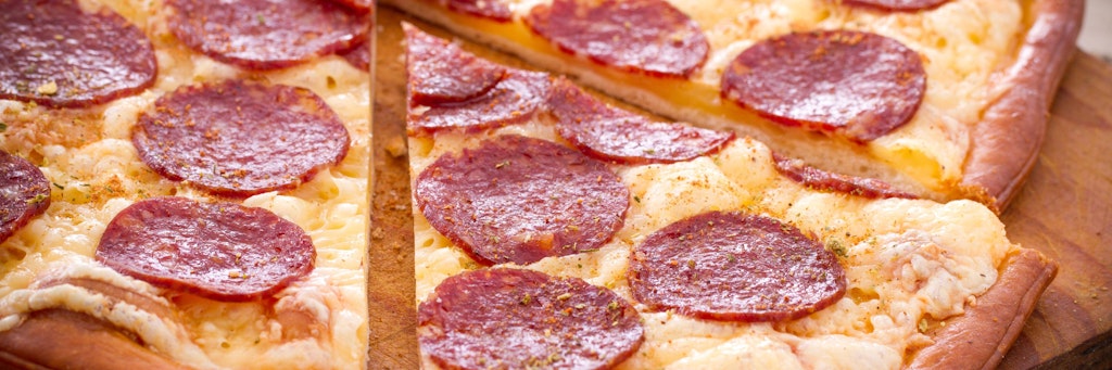 Wenn es schnell gehen soll, ist sie im Ofen im Nu fertig: eine Salami-Pizza (Symbolfoto).