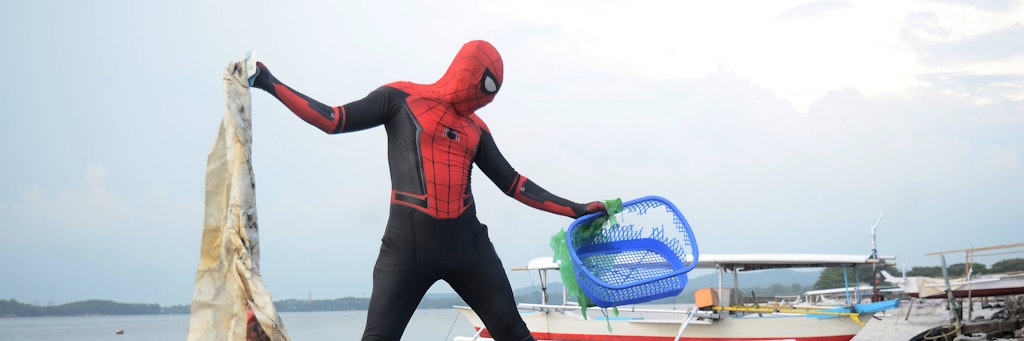 Es muss ja nicht immer gleich der Einsatz als Superman sein. Wie hier bei einer Aufräumaktion in Indonesien.