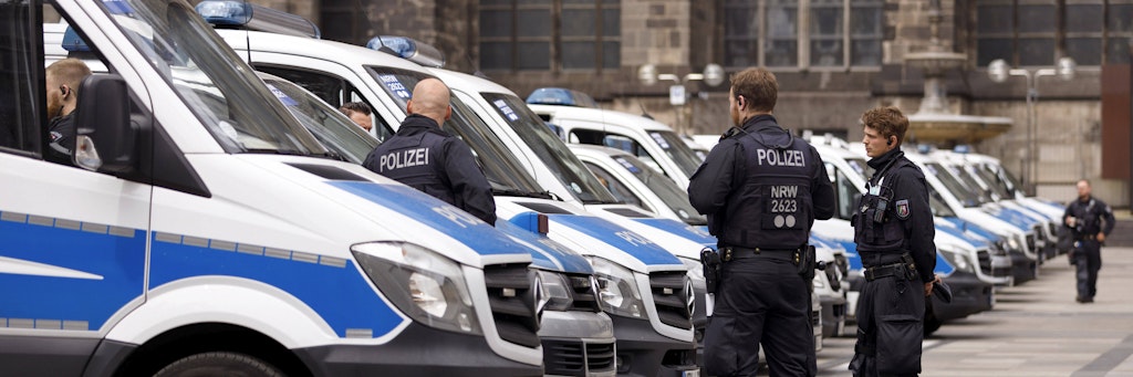 Polizisten haben einen mit Corona infizierten Mann festgenommen, weil dieser seine Schwester gewürgt hat (Symbolbild).