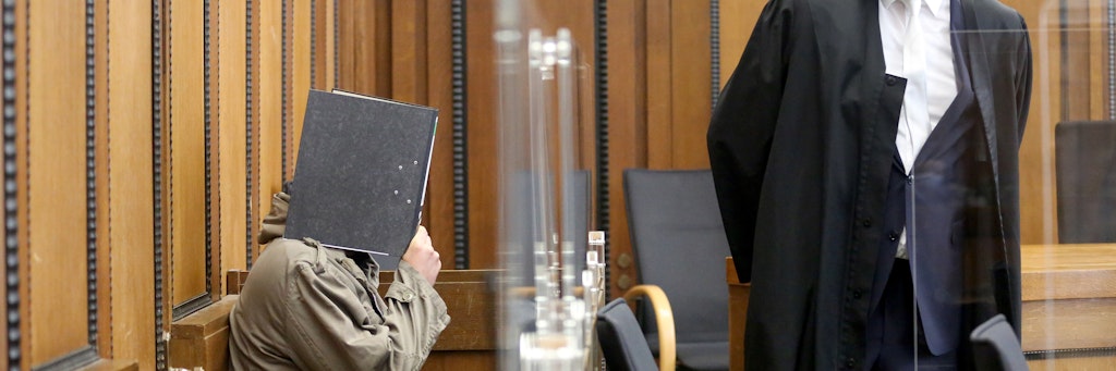 Der 40-jährige Angeklagte (l) wartet mit seinem Anwalt auf den Beginn des Prozesses.