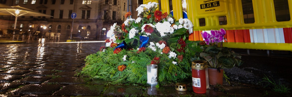 Blumen und Kerzen in der Nähe des Tatorts