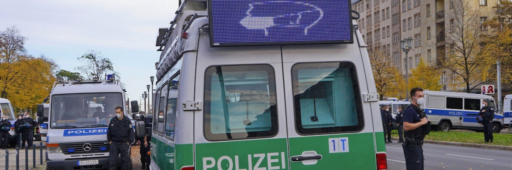 Polizisten im Einsatz bei einer Querdenker-Demonstration gegen die bestehenden Maßnahmen zur Eindämmung der Corona-Pandemie. 