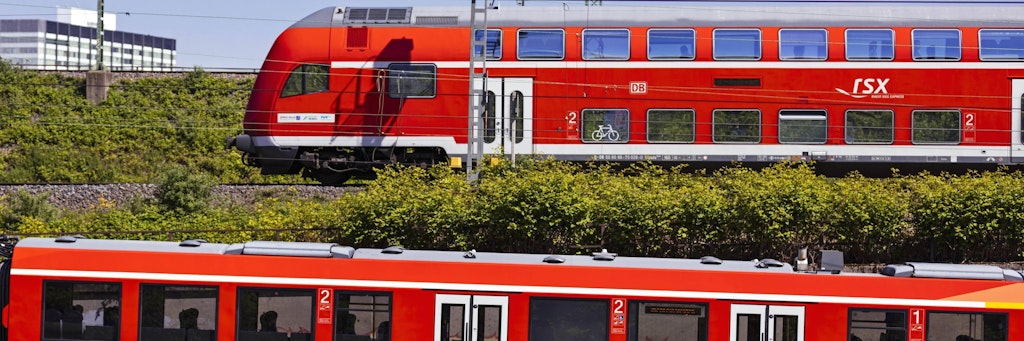 Ein Regionalexpress und eine Regionalbahn auf den Schienen am Bahnhof Köln-Deutz.