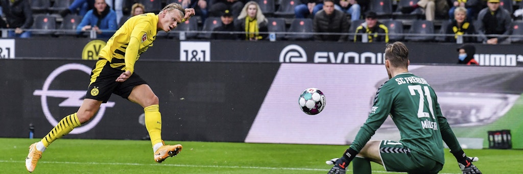 Dortmunds Erling Haaland zieht ab und trifft zum 3:0. Freiburgs Keeper Hitz chancenlos.