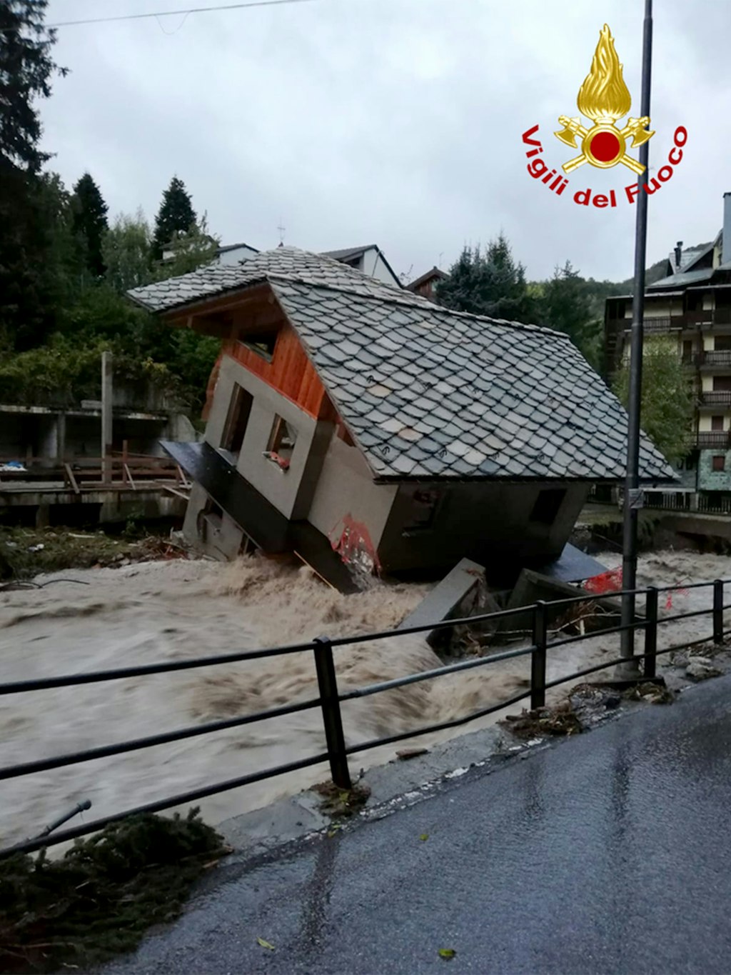Ein Haus bei Vercelli (Italien) wurde von den Fluten fortgerissen.