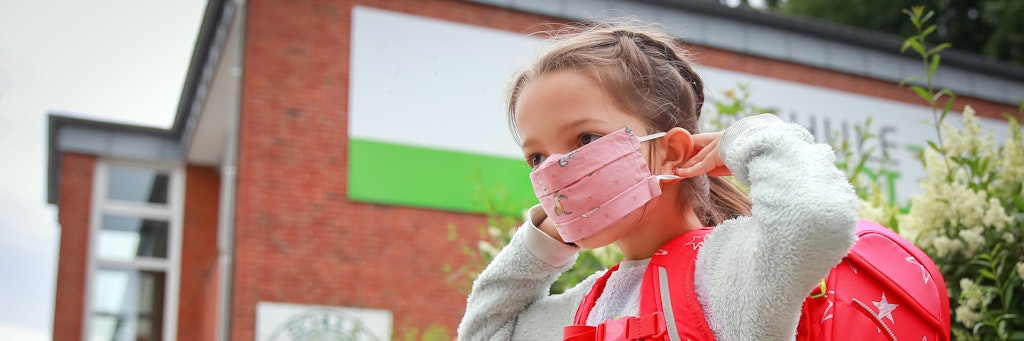 In Corona-Zeiten ist die Maske für viele Schulkinder in Deutschland ein treuer Begleiter.
